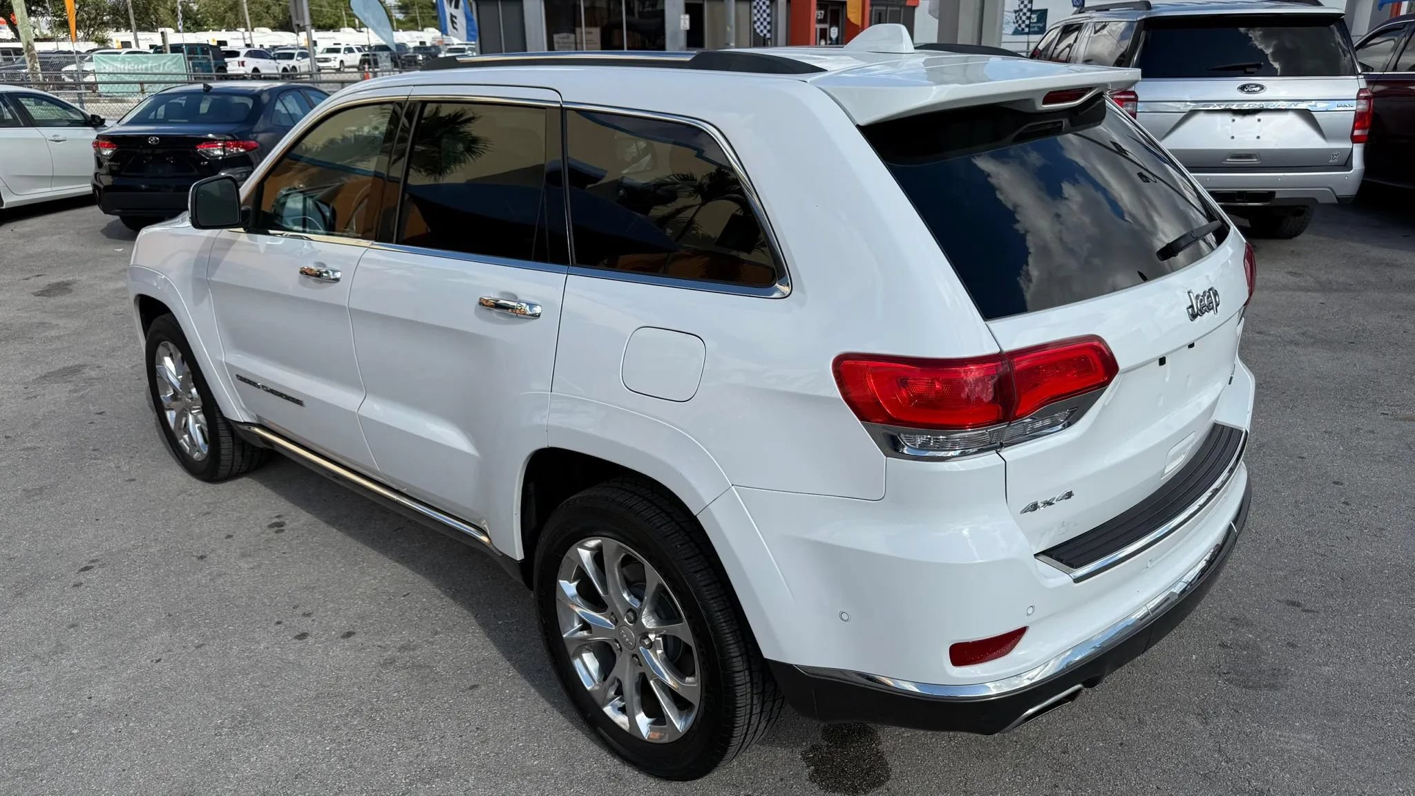 Used 2019 Jeep Grand Cherokee Summit AWD/4WD image 31