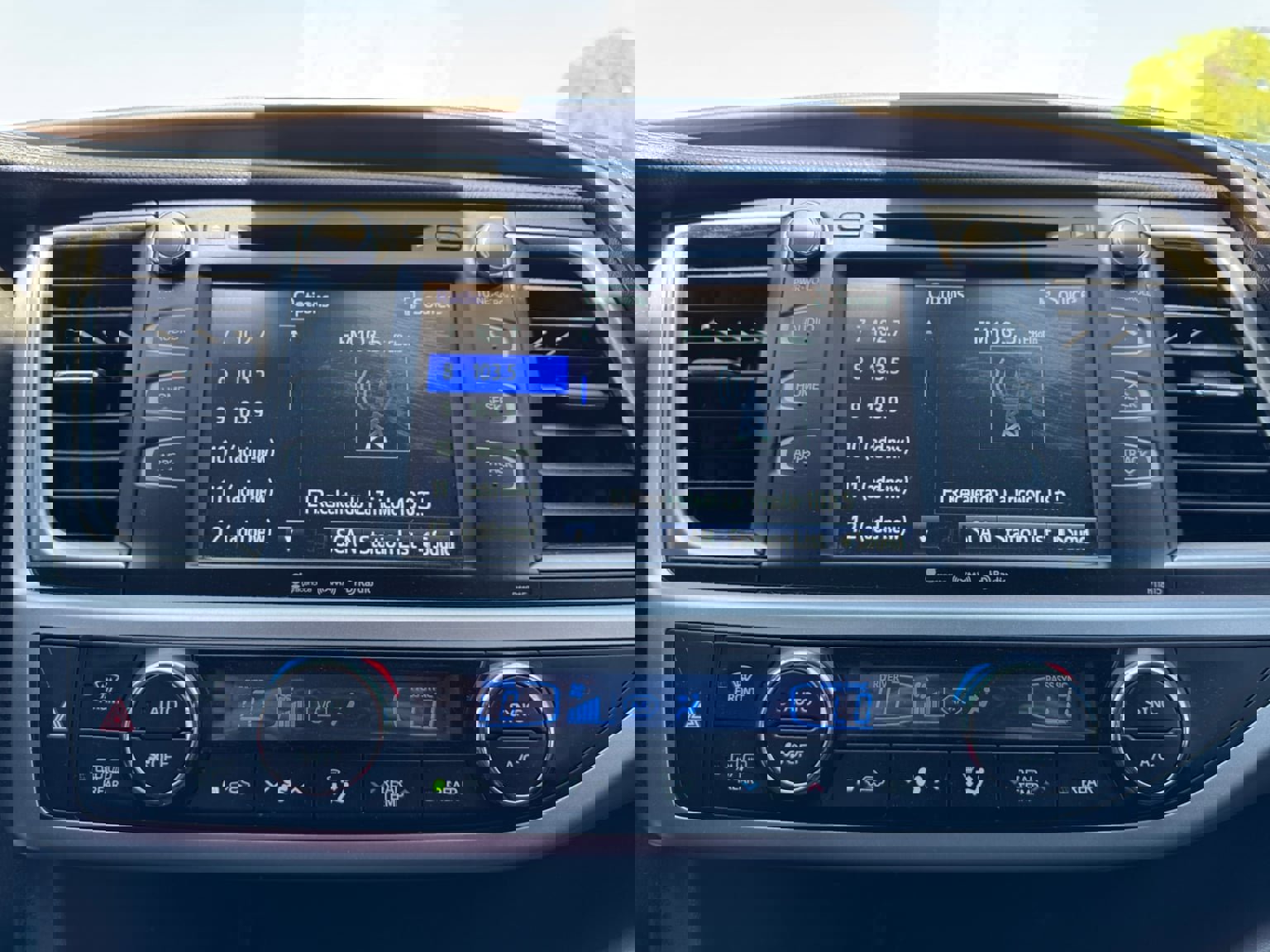 Used 2019 Toyota Highlander Plus FWD image 21