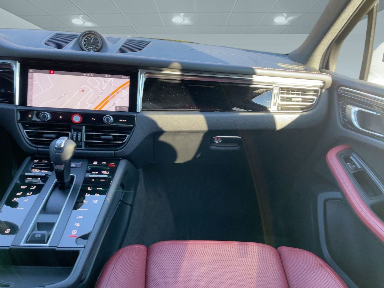 Used 2025 Porsche Macan image 29