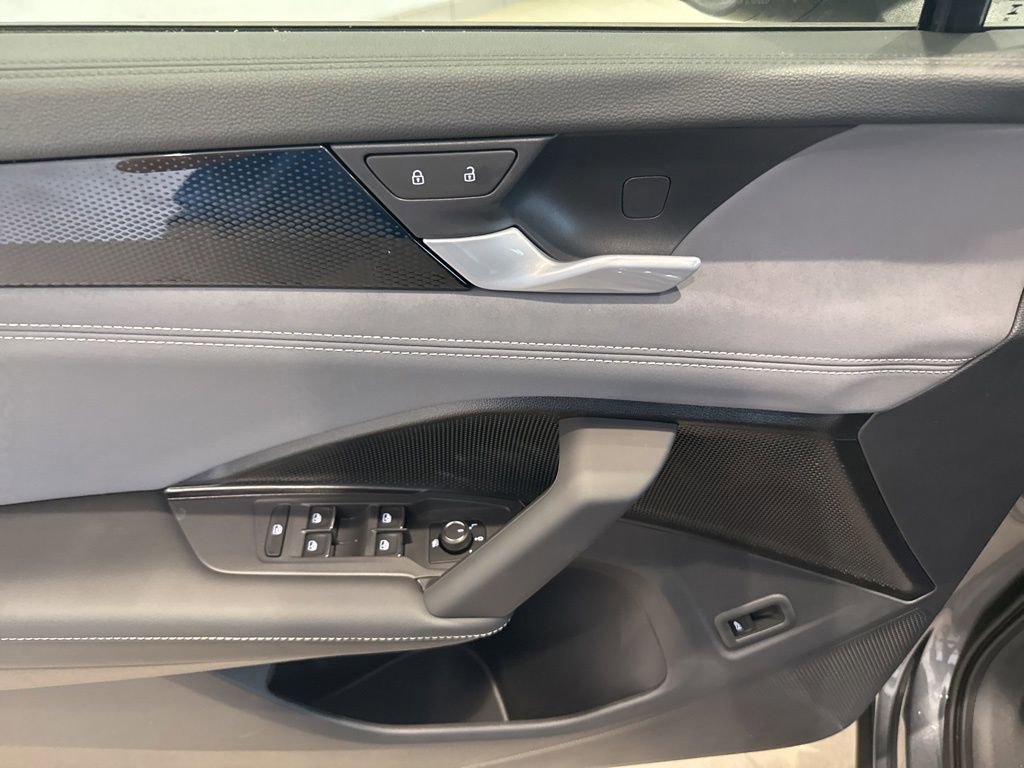 New 2025 Volkswagen Tiguan SE image 18