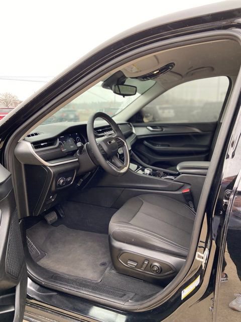 Used 2023 Jeep Grand Cherokee Laredo image 10