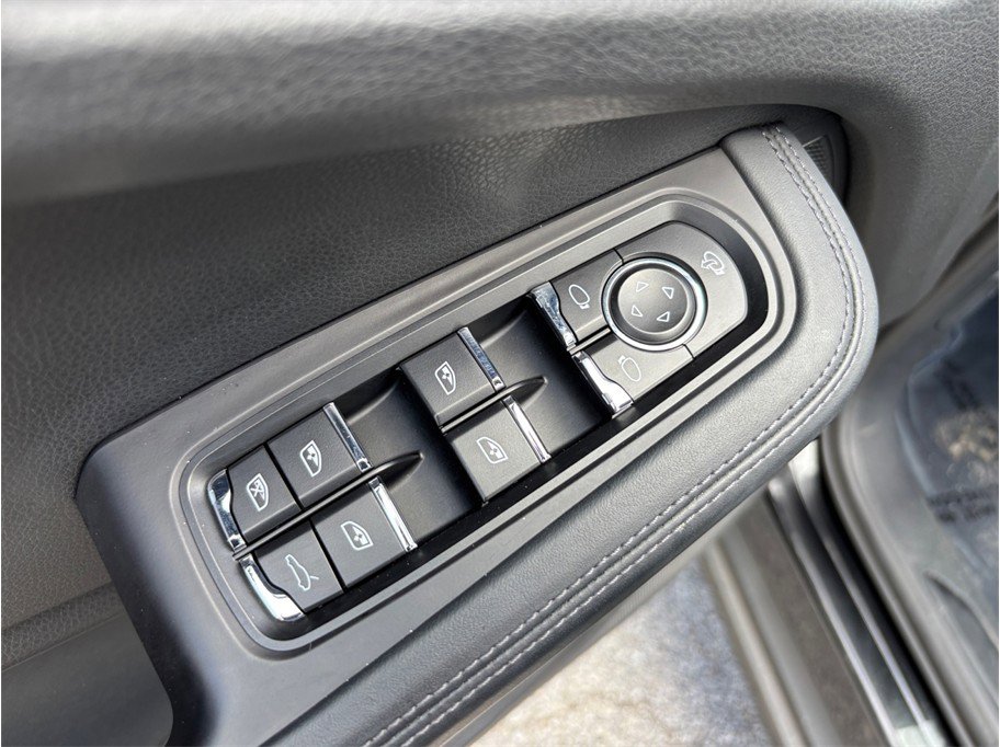 Used 2023 Porsche Macan Turbo image 23