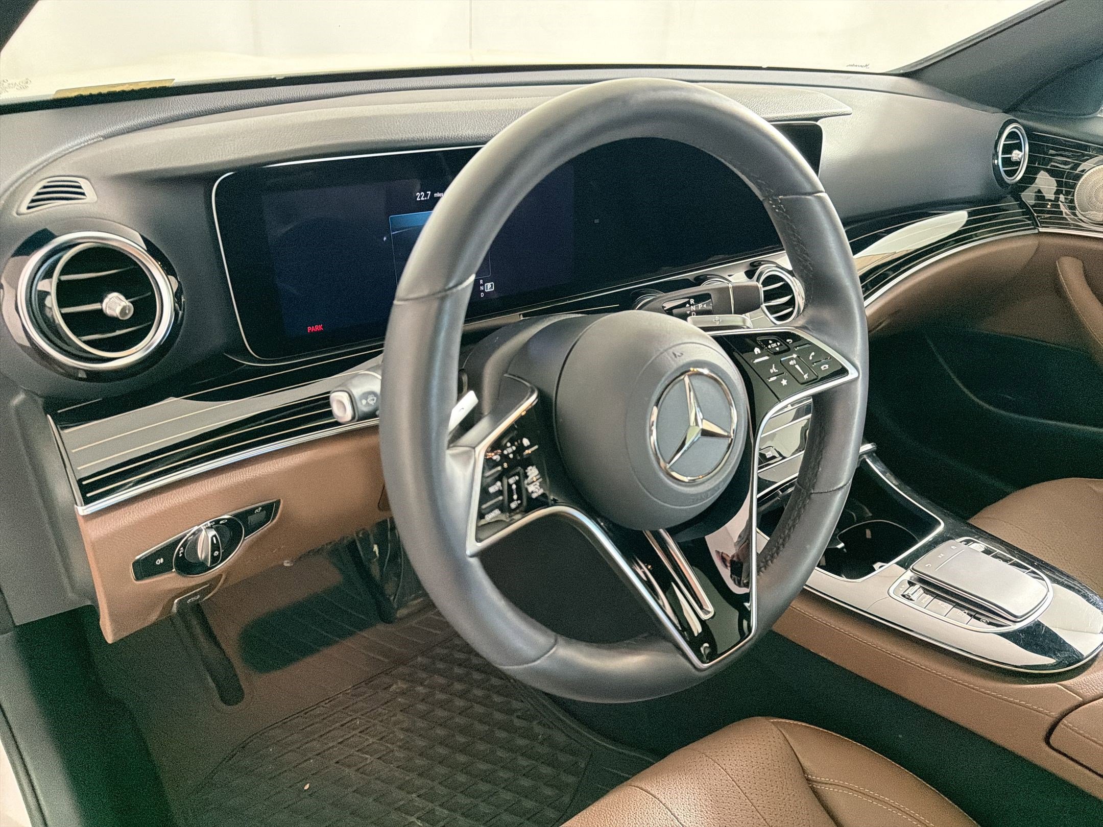 Used 2023 Mercedes-Benz E 350 4MATIC Sedan image 4