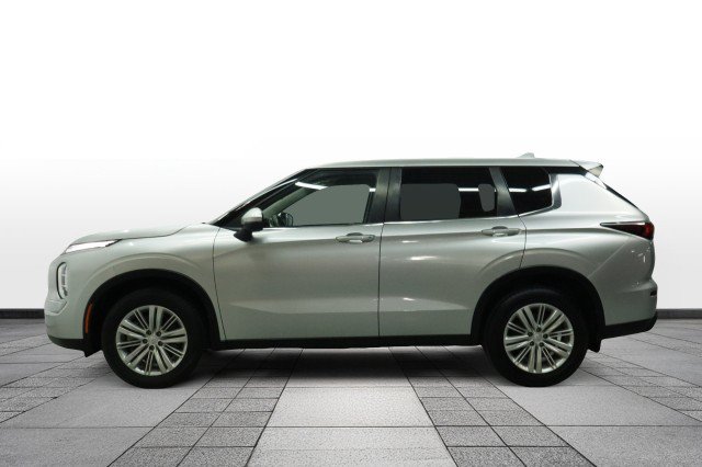 Used 2023 Mitsubishi Outlander ES FWD image 4