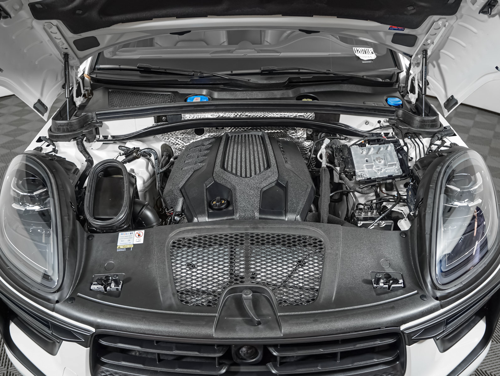 Certified 2023 Porsche Macan AWD/4WD image 13