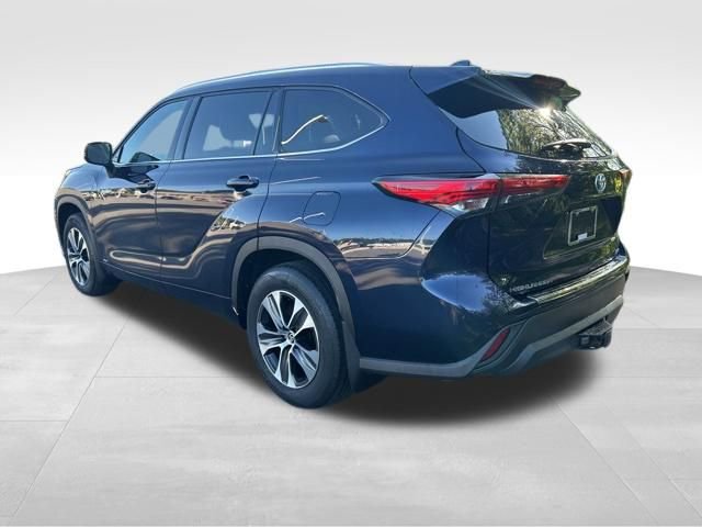 Used 2021 Toyota Highlander XLE AWD/4WD image 4