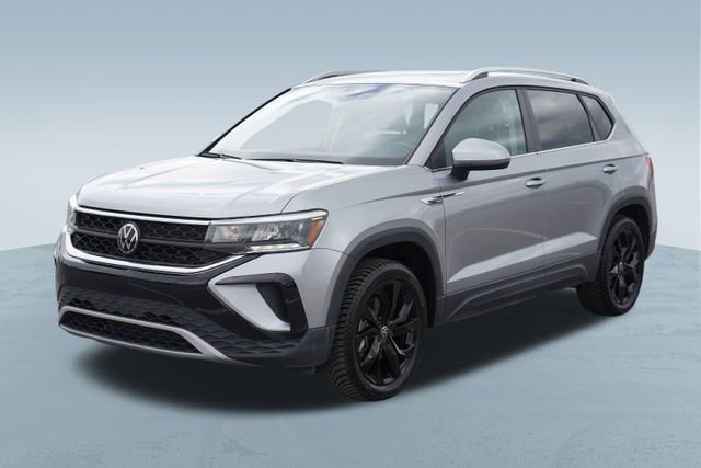 Used 2023 Volkswagen Taos SE w/ Panoramic Sunroof Package image 3