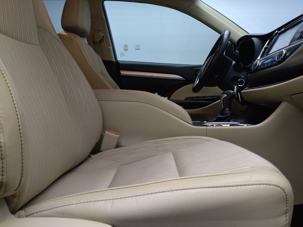 Used 2019 Toyota Highlander Plus FWD image 21