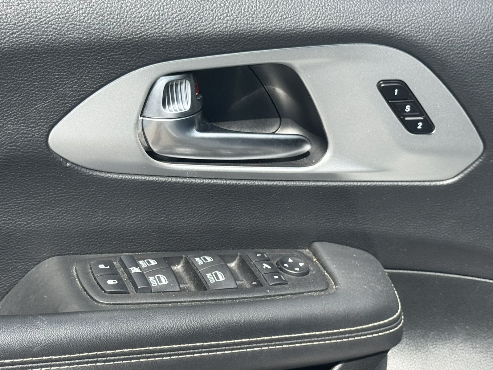 Used 2025 Chrysler Pacifica Limited FWD image 13