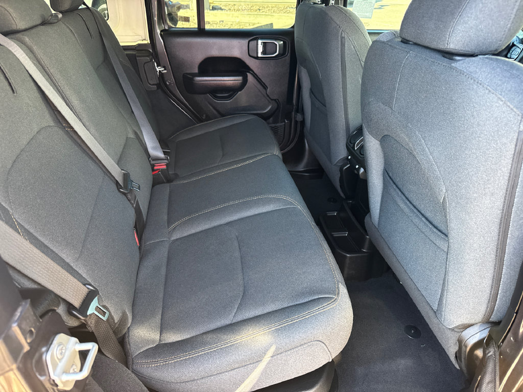 Used 2024 Jeep Wrangler Unlimited w/ Convenience Group AWD/4WD image 18