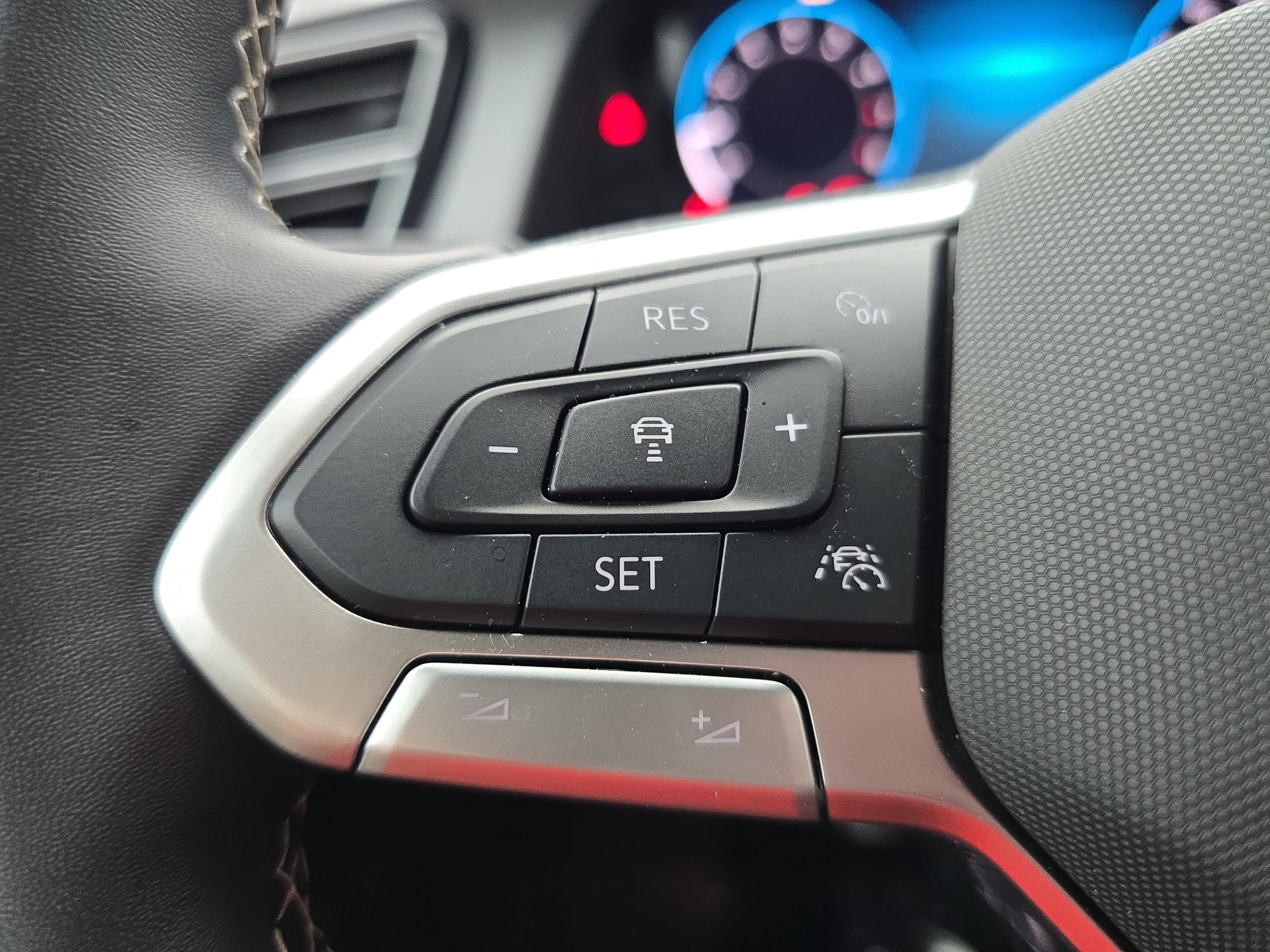 Certified 2025 Volkswagen Atlas Cross Sport SE w/ Panoramic Sunroof Package FWD image 17