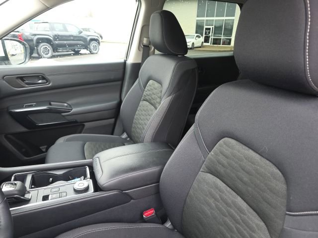 Used 2025 Nissan Pathfinder SV image 9