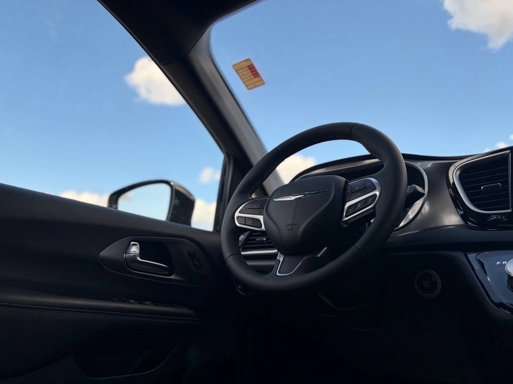 Certified 2025 Chrysler Pacifica Select FWD image 40