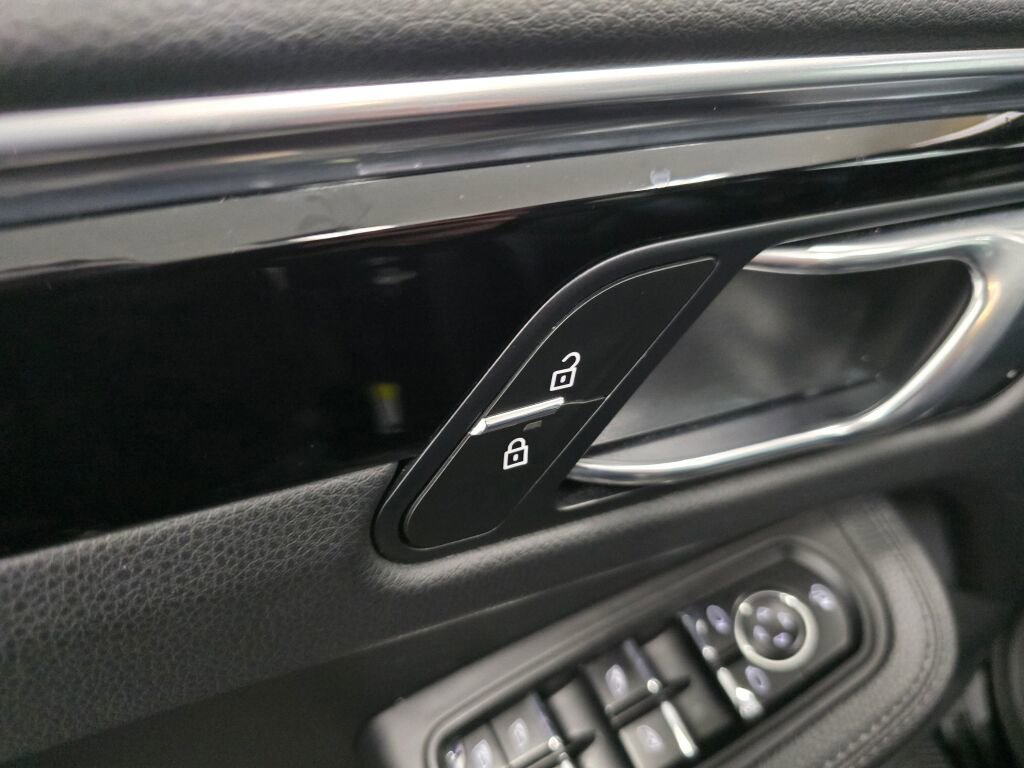 Certified 2024 Porsche Macan image 28