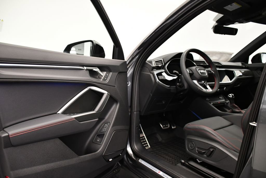 Used 2025 Audi Q3 2.0T Premium Plus w/ Premium Plus Package image 38