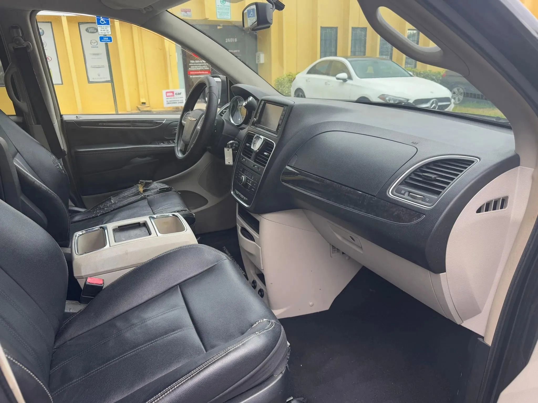 Used 2014 Chrysler Town & Country Touring image 24
