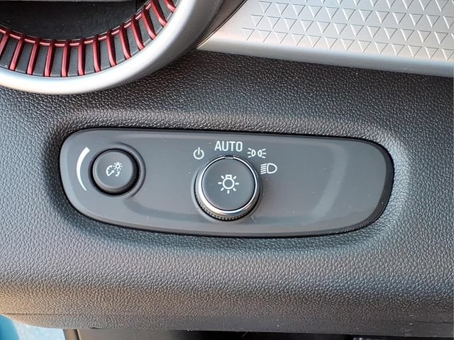 Used 2025 Chevrolet Trax RS w/ Driver Confidence Package FWD image 17