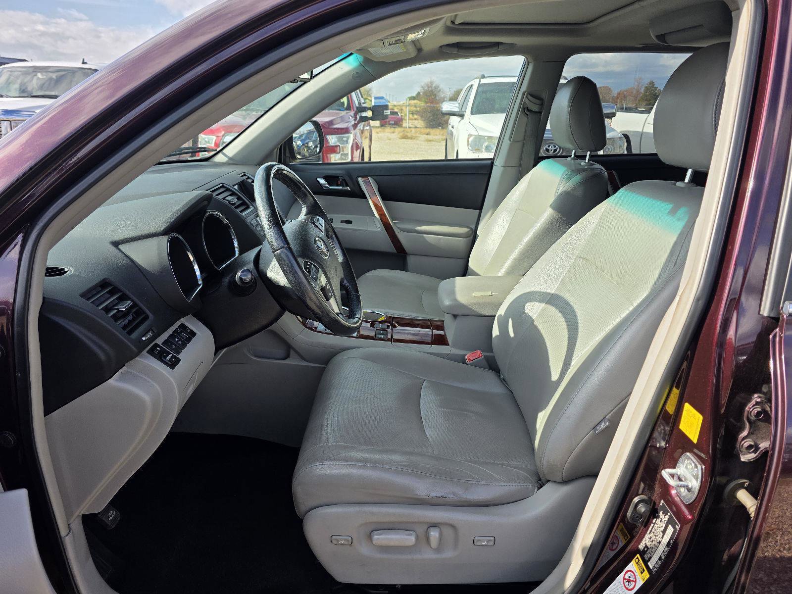 Used 2011 Toyota Highlander Limited w/ Tow Pkg image 9