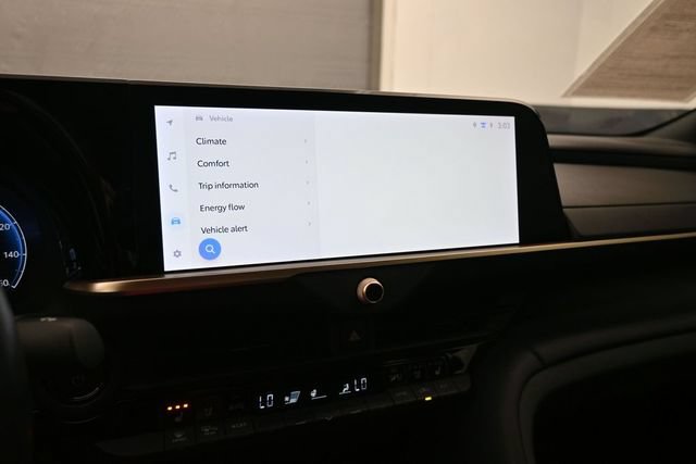 Used 2024 Toyota Crown AWD/4WD image 14