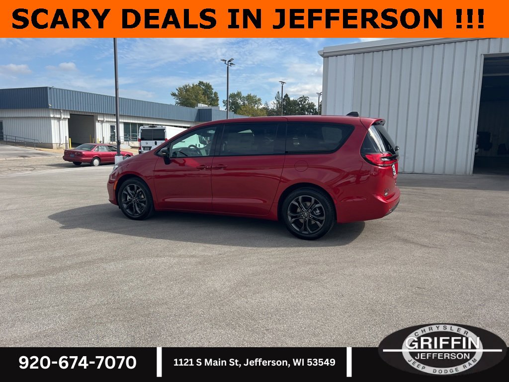 New 2026 Chrysler Pacifica Select image 16