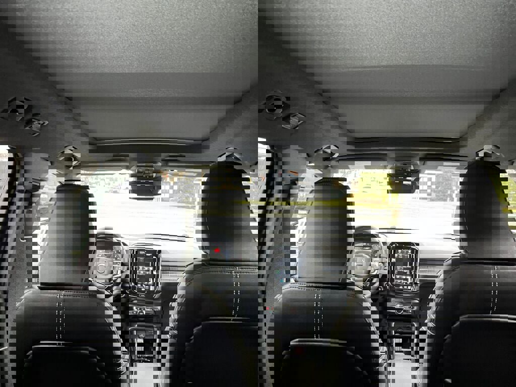 Used 2022 Volvo XC40 T5 R-Design w/ Advanced Package image 33