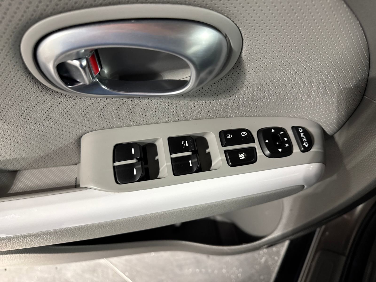 Used 2018 Kia Soul EV + FWD image 24