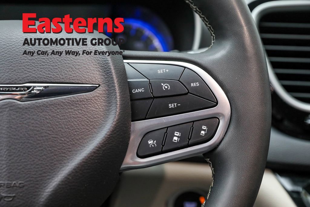 Used 2023 Chrysler Pacifica Touring-L image 16