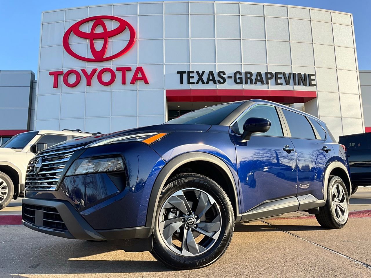 Used 2025 Nissan Rogue SV image 2