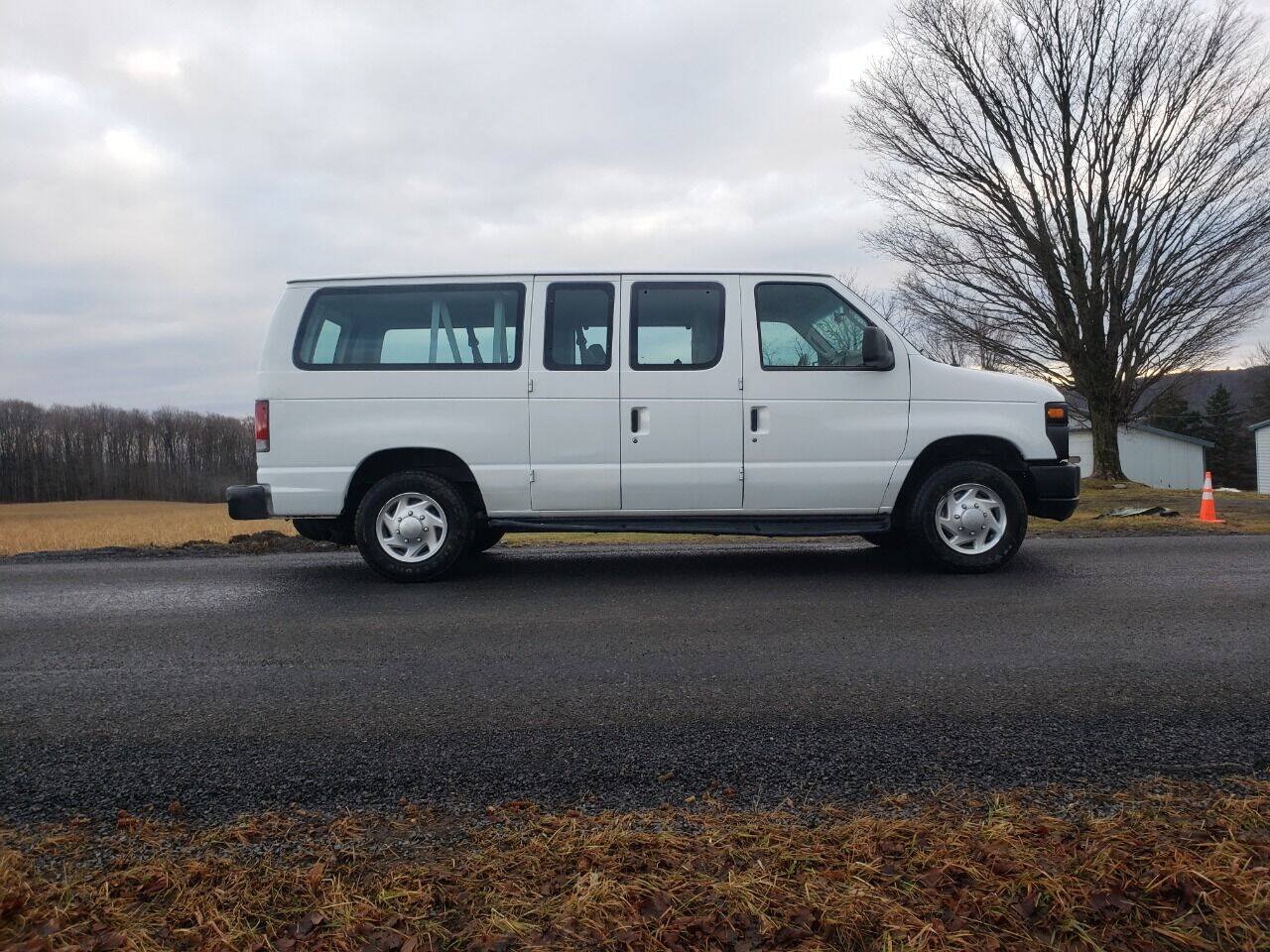 Used 2011 Ford E-150 and Econoline 150 Wagon w/ PWR Windows & Locks Group RWD image 4