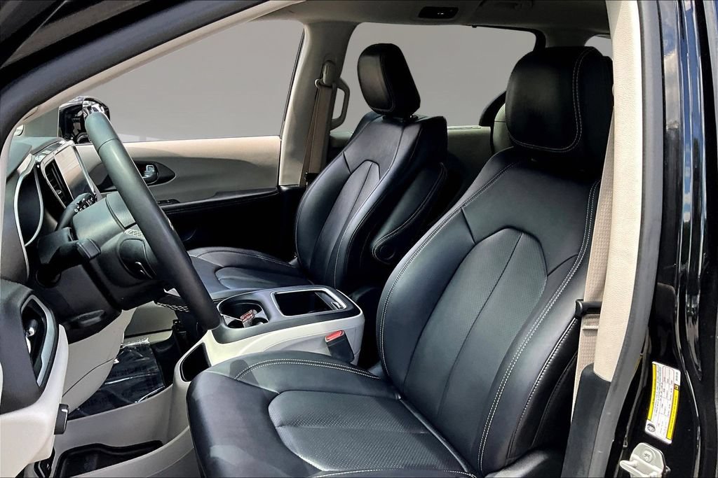 Used 2024 Chrysler Pacifica Touring-L FWD image 19