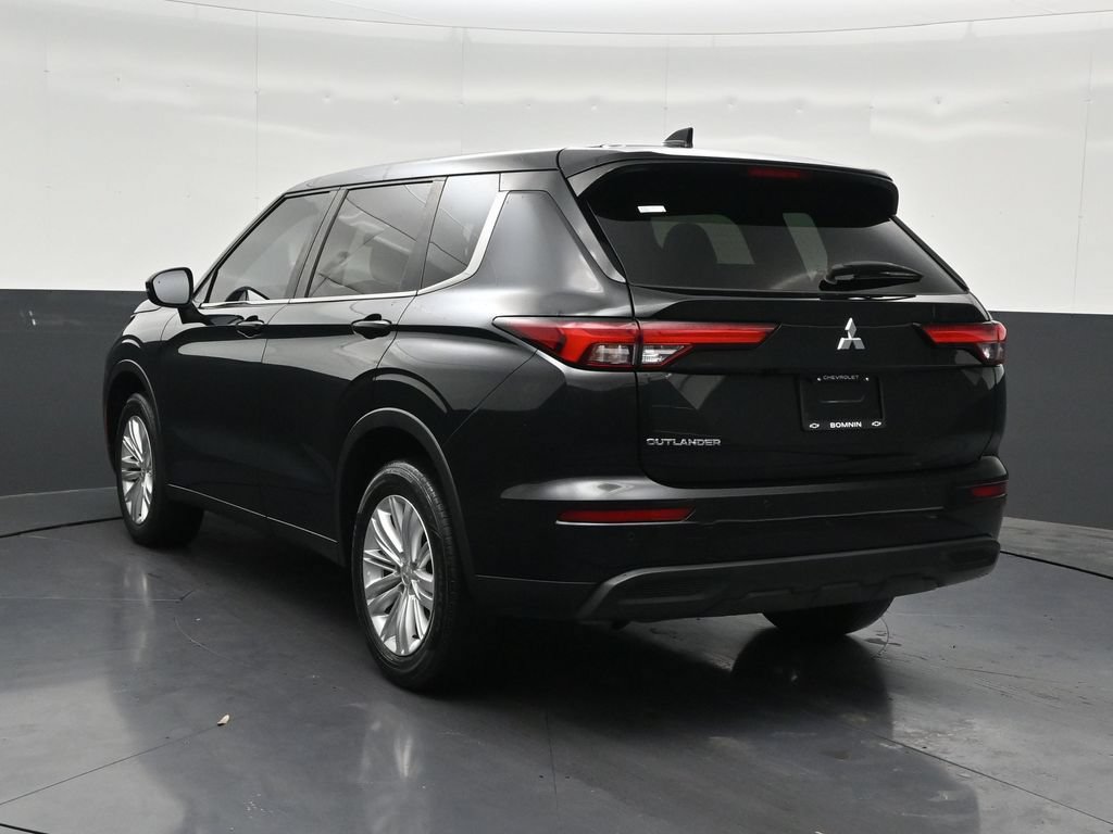 Used 2024 Mitsubishi Outlander ES FWD image 3
