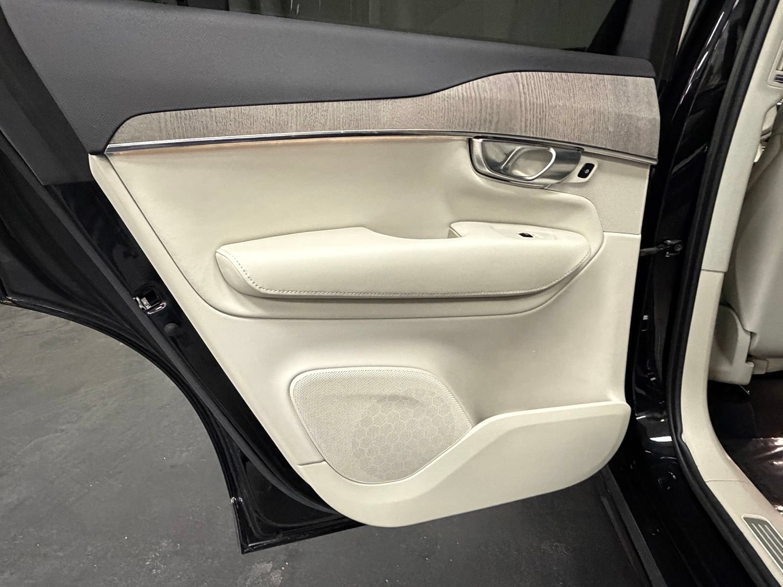 Used 2023 Volvo XC90 B6 Plus AWD/4WD image 39