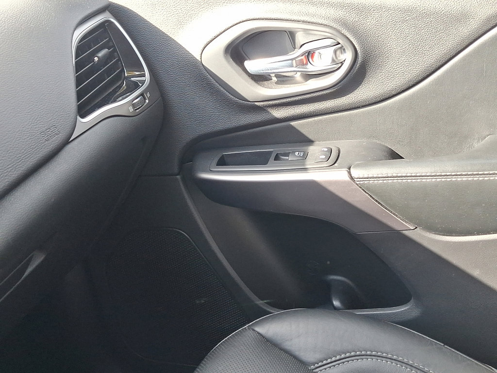 Used 2020 Jeep Cherokee Limited image 31