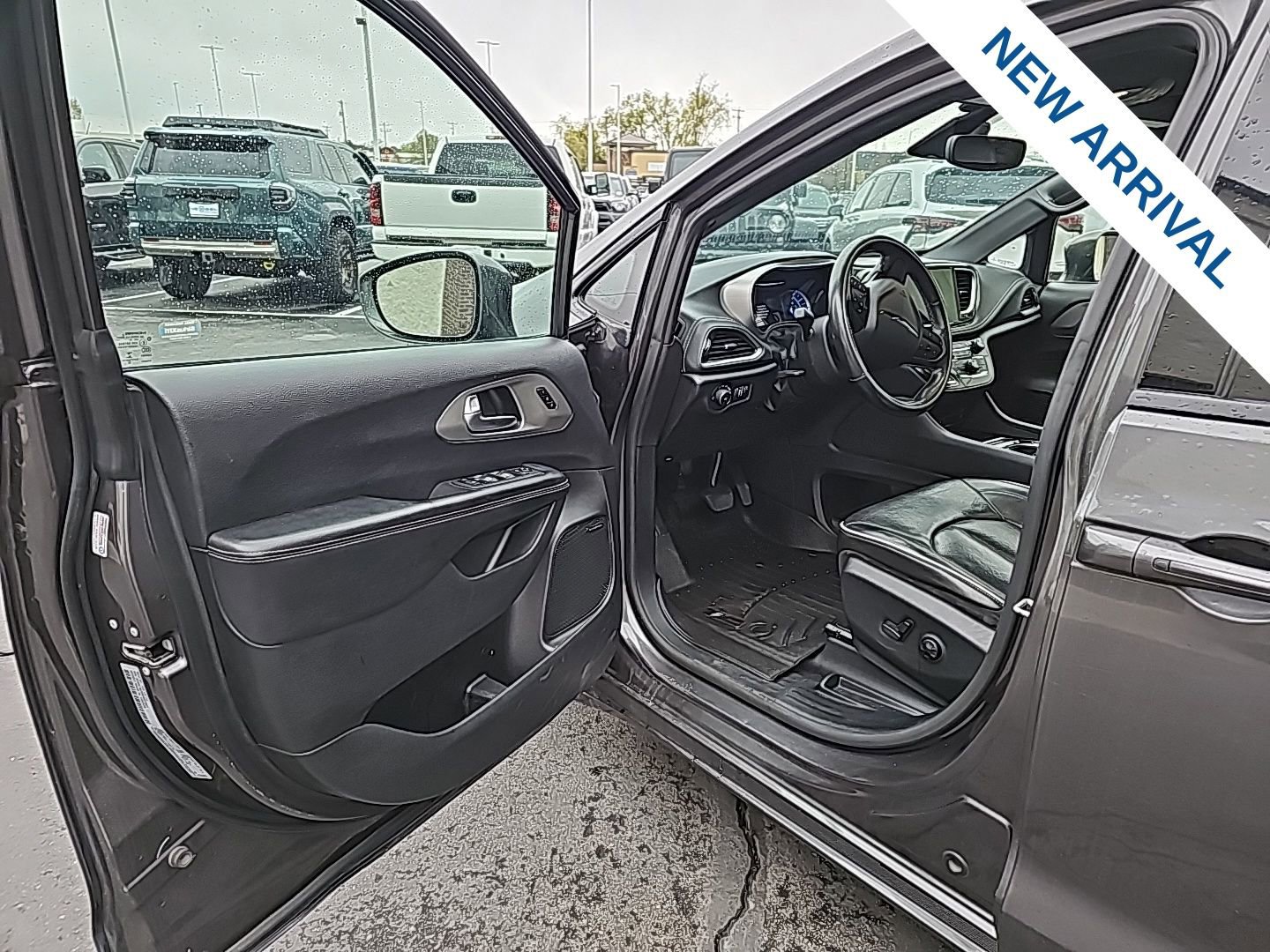 Used 2021 Chrysler Pacifica Limited w/ Uconnect Theater Family Group image 9