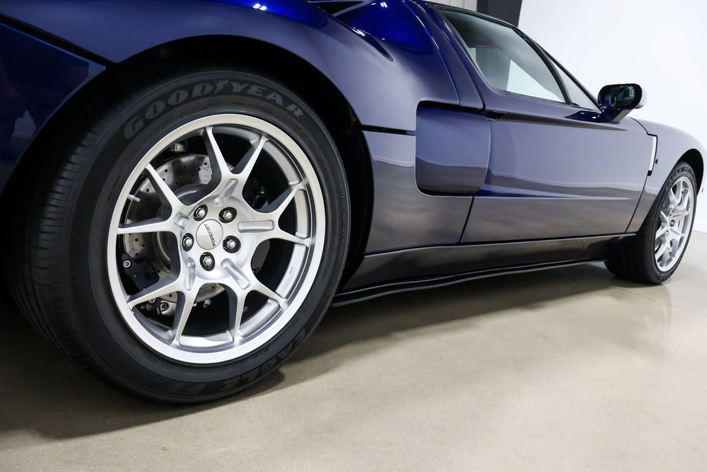 Used 2005 Ford GT RWD image 81