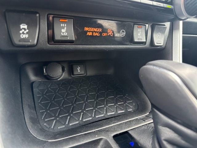 Used 2022 Toyota RAV4 XLE Premium image 31