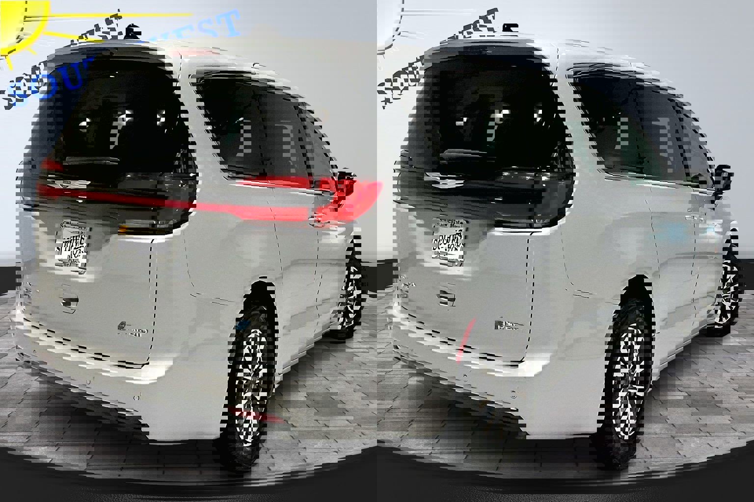 Used 2024 Chrysler Pacifica Select image 6