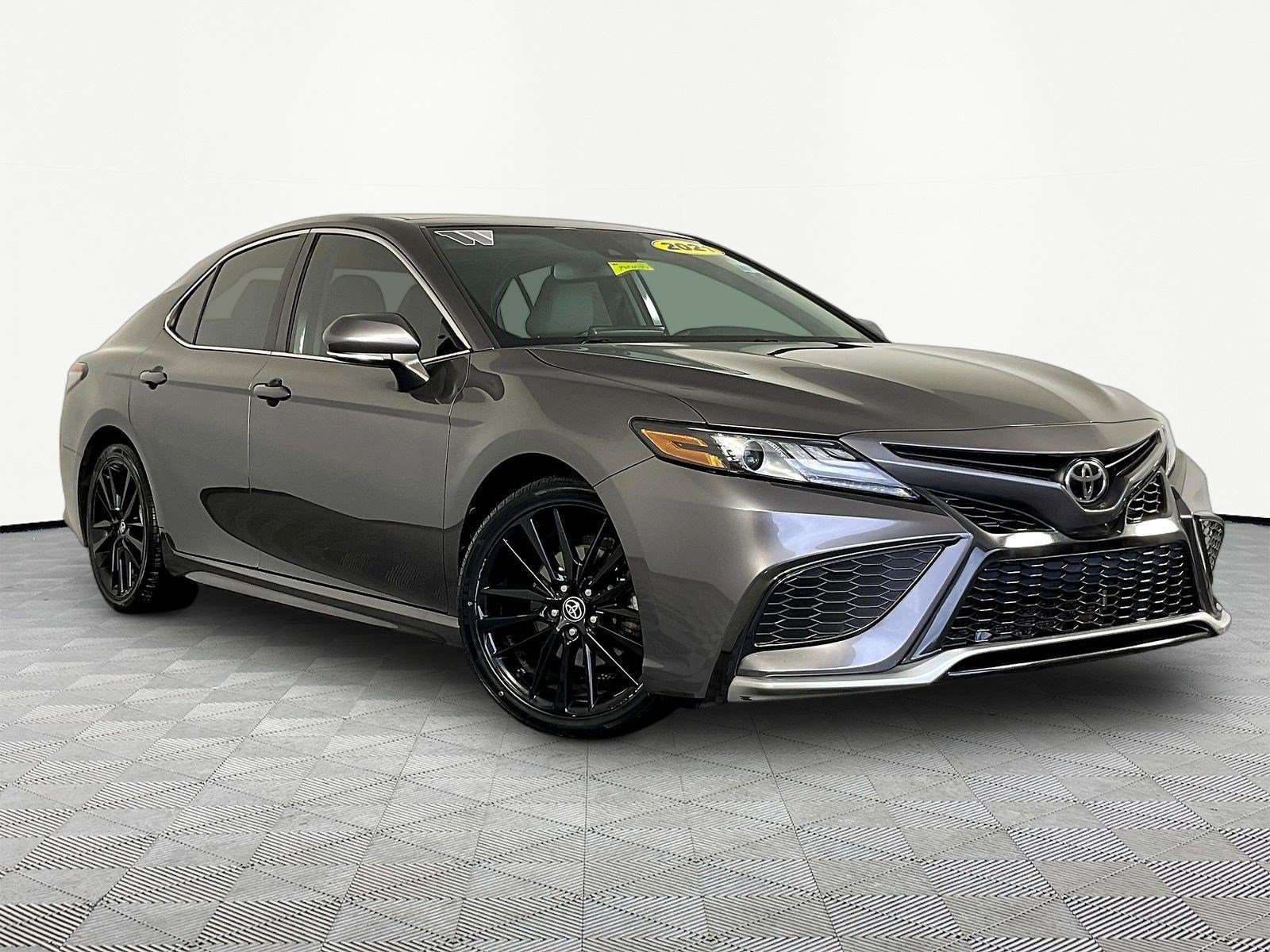 Used 2021 Toyota Camry XSE FWD image 3