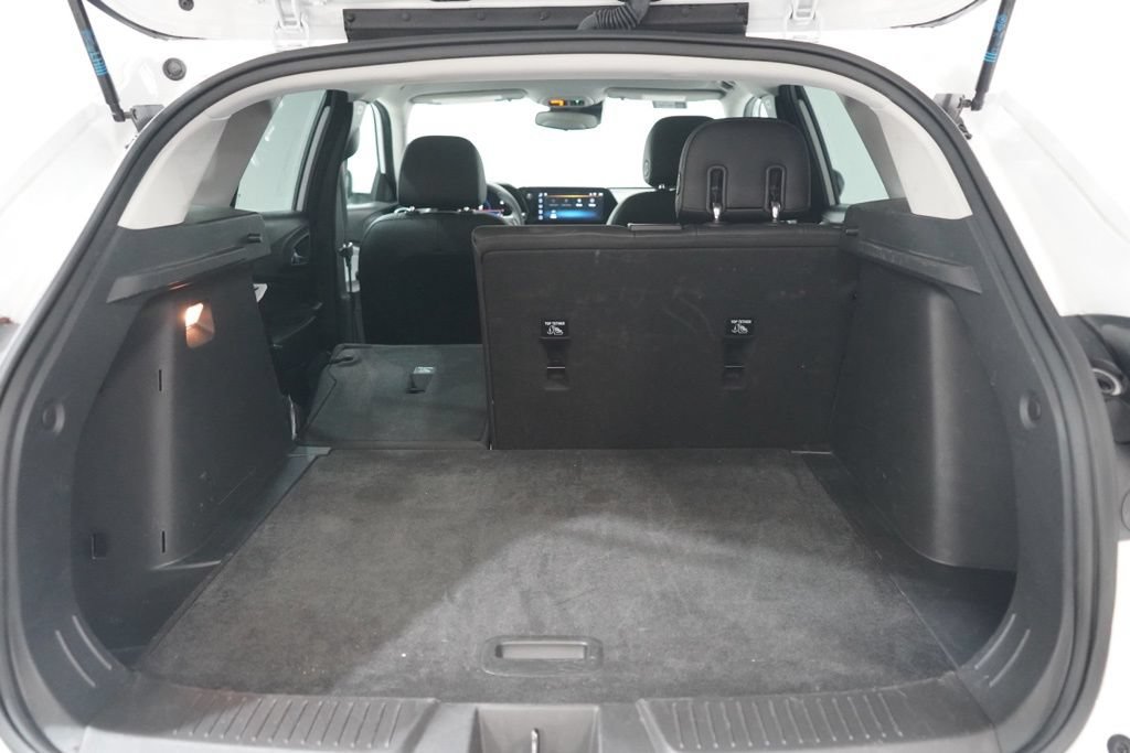 Used 2025 Chevrolet Trax LT FWD image 33