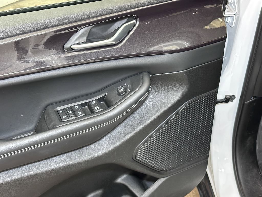 Used 2023 Jeep Grand Cherokee Laredo image 24