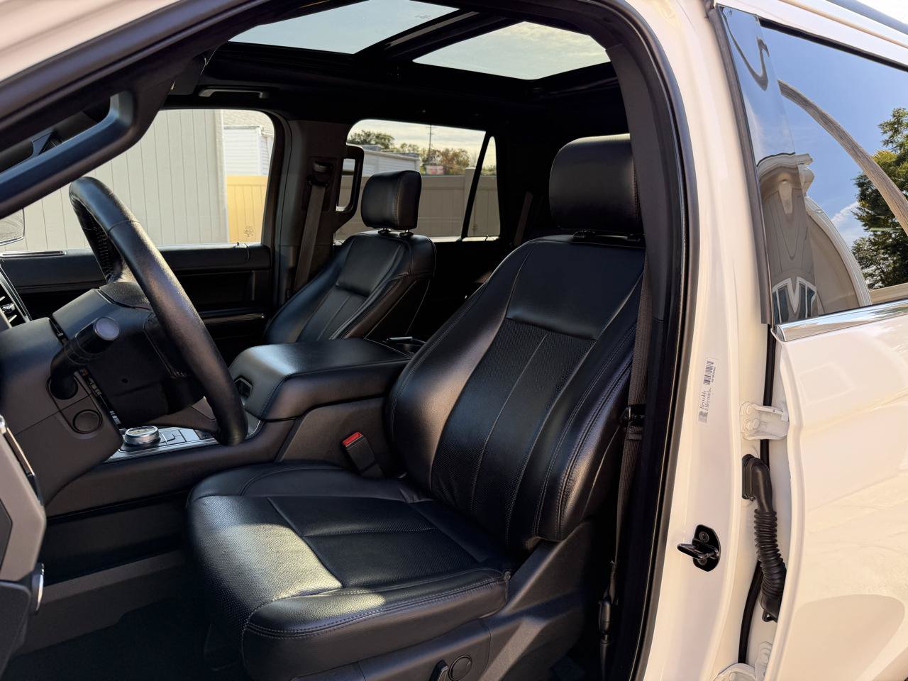 Used 2020 Ford Expedition XLT w/ Equipment Group 202A AWD/4WD image 27