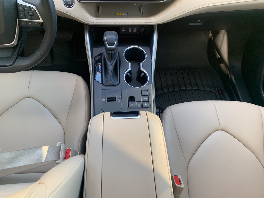 Used 2023 Toyota Highlander XLE FWD image 19