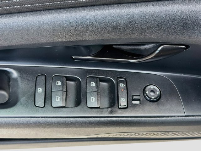 Used 2025 Hyundai Elantra Sport FWD image 18
