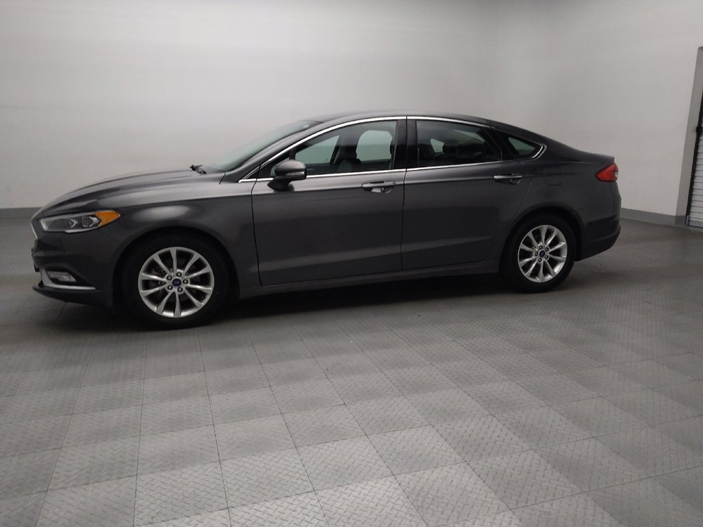 Used 2017 Ford Fusion SE FWD image 2