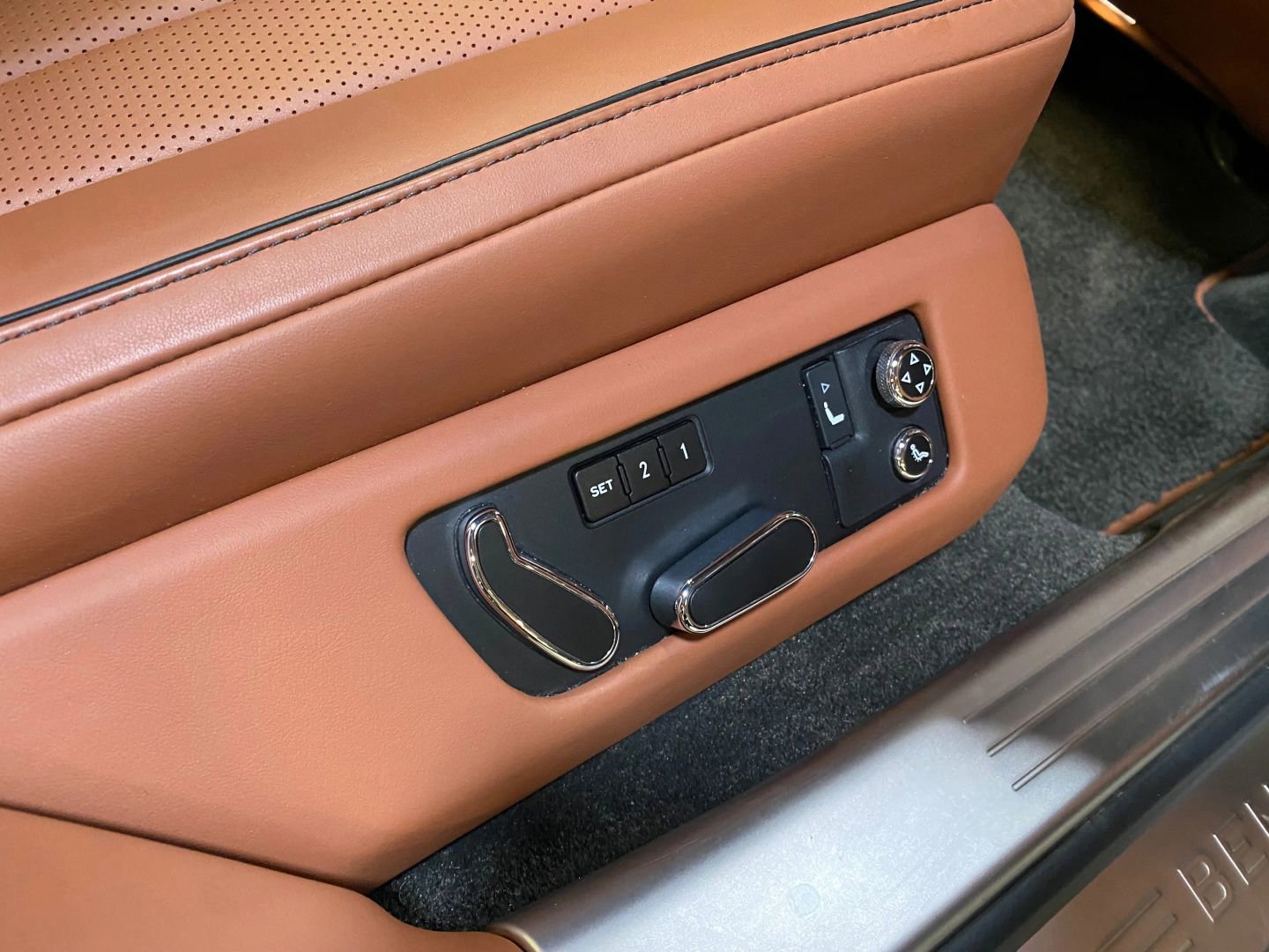 Used 2015 Bentley Flying Spur V8 image 25