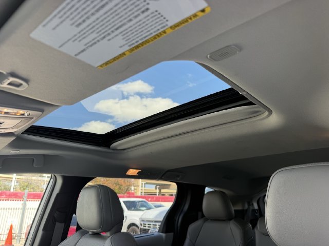 Used 2025 Toyota Sienna XLE FWD image 25