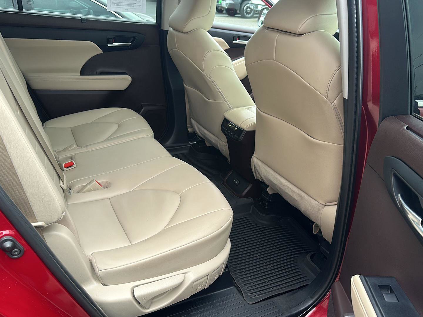 Used 2022 Toyota Highlander XLE AWD/4WD image 22