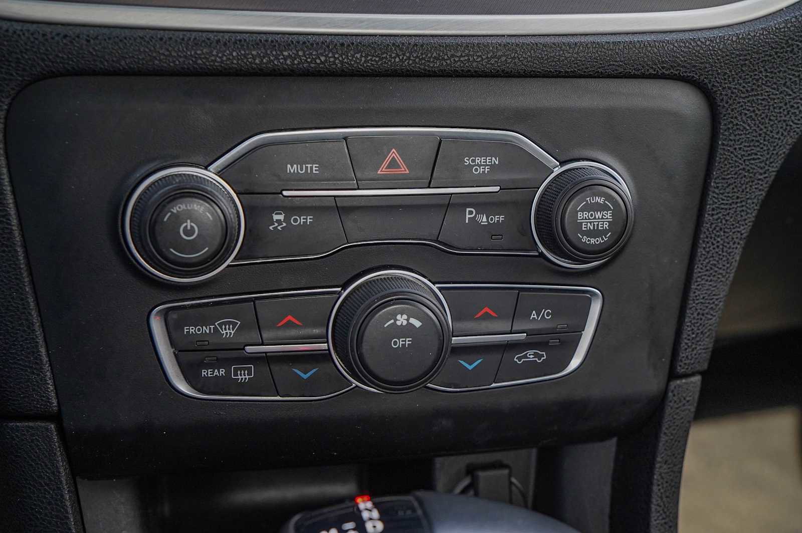 Used 2019 Dodge Charger SXT image 18