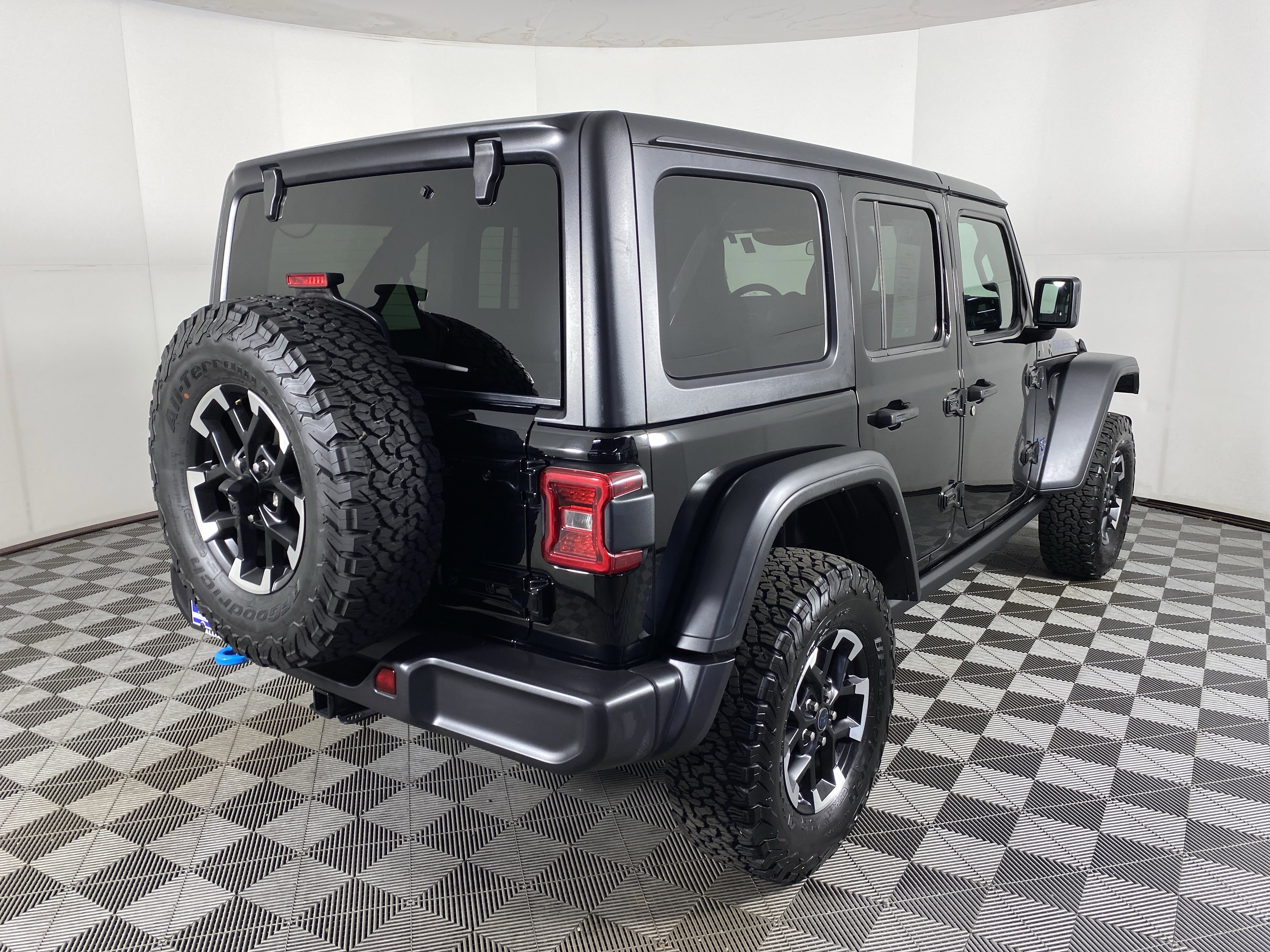 Used 2025 Jeep Wrangler Unlimited Rubicon 4xe AWD/4WD image 6