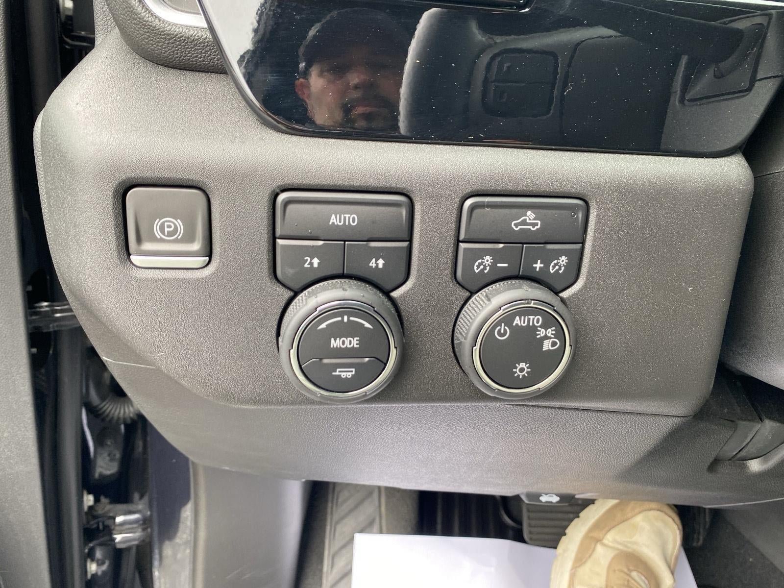 Used 2023 Chevrolet Silverado 1500 LT AWD/4WD image 38